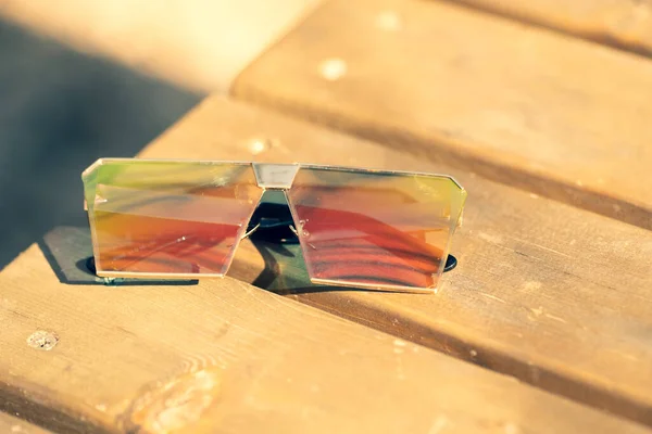Негабаритные солнцезащитные очки модели с большими плоскими линзами снимают снаружи в солнечный день крупным планом. Селективный фокус — стоковое фото