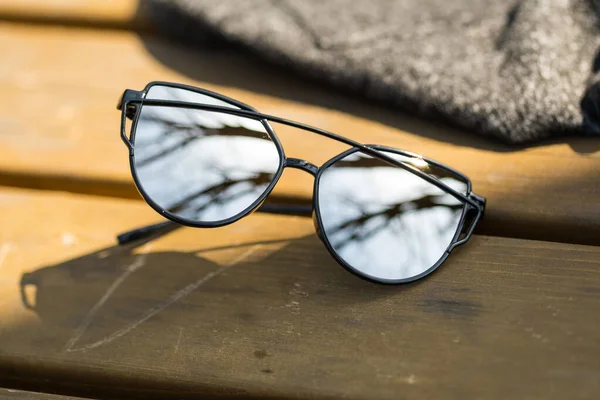 Katt ögon solglasögon speciell modell med silverlinser och svart ram skjuta i en sommardag närbild. Selektiv inriktning — Stockfoto