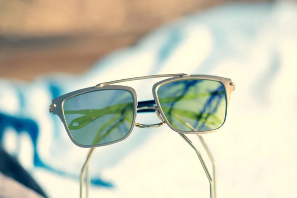커다란 녹색 렌즈가 달린 미래의 선글라스 디자인은 여름철에 밖에서 촬영할 수있습니다. 선택적 초점 — 스톡 사진