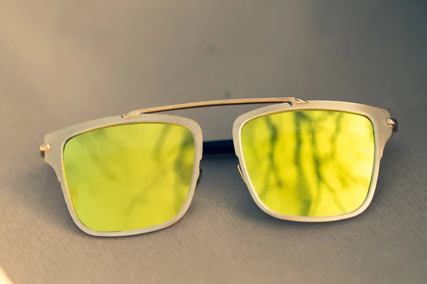 Diseño de gafas de sol futuristas con grandes lentes verdes de primer plano disparan al aire libre en un día de verano. Enfoque selectivo —  Fotos de Stock