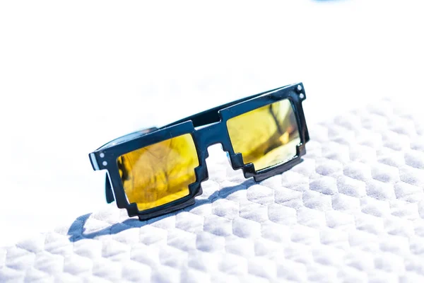 Sarı lensler piksel 8bit güneş gözlüğü tasarımı çekimi yakın çekim. Haydut yaşam modeli. Seçici odak — Stok fotoğraf