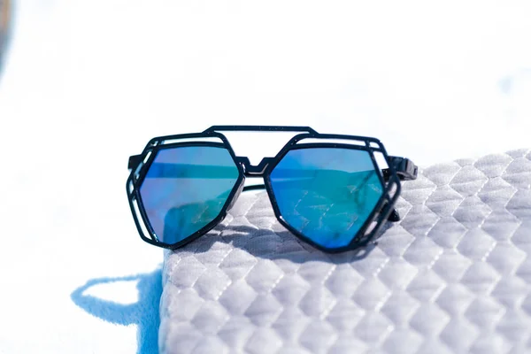 夏の日の外で大きな緑のレンズのクローズアップ撮影と未来的なサングラスのデザイン。選択的焦点 — ストック写真