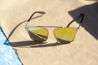 Büyük yeşil lensli fütüristik güneş gözlüğü tasarımı. Bir yaz günü dışarıda yakın çekim. Seçici odak