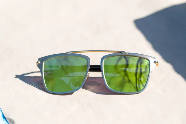 Futuristisches Sonnenbrillen-Design mit großen grünen Gläsern, die an einem Sommertag draußen schießen. Selektiver Fokus — Stockfoto