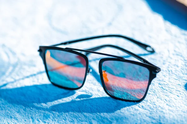 Futuristisches Sonnenbrillen-Design mit großen roten flachen Gläsern, die an einem Sommertag im Freien fotografiert werden. Selektiver Fokus — Stockfoto