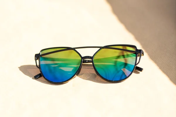 Olho de gato óculos de sol modelo especial com lentes coloridas e quadro preto atirar em um dia ensolarado closeup. Foco seletivo — Fotografia de Stock