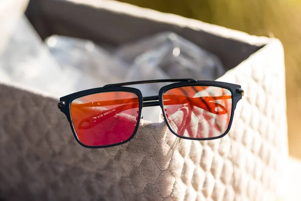 Futuristiska solglasögon design med stora röda platta linser närbild skjuta utanför i en sommardag. Selektiv inriktning — Stockfoto
