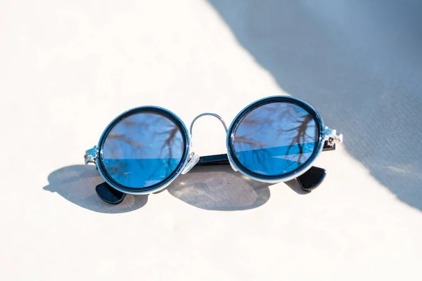 Design de óculos de sol clássicos com lentes redondas de prata atirar em um dia ensolarado de verão closeup. Foco seletivo — Fotografia de Stock