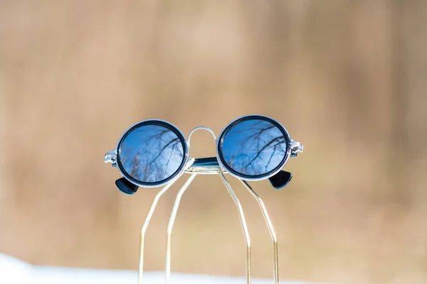 은색둥근 렌즈가 달린 전형적 인 선글라스 디자인은 화창 한 여름옷을 입은 날에 촬영된다. 선택적 인 초점 — 스톡 사진