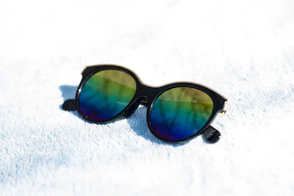 Mode Katzenauge Sonnenbrille Modell für Damen mit großen runden Gläsern und schwarzem Rahmen schießen draußen in einem sonnigen Tag Nahaufnahme. Selektiver Fokus — Stockfoto
