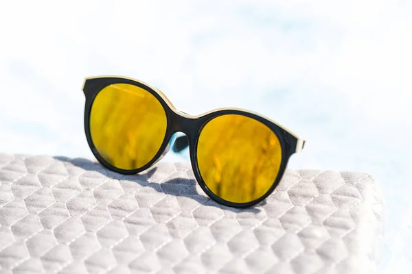 Gafas de sol de ojo de gato de moda para damas con lentes amarillas redondas grandes y montura negra disparan afuera en un primer plano de día soleado. Enfoque selectivo —  Fotos de Stock