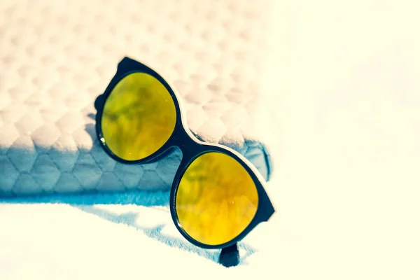 Moda kot oko okulary przeciwsłoneczne dla pań z dużymi okrągłymi żółtymi soczewkami i czarny kadr strzelać na zewnątrz w słoneczny dzień zbliżenie. Skupienie selektywne — Zdjęcie stockowe