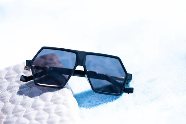 Specjalny Zróżnicowany model okularów przeciwsłonecznych z płaskimi czarnymi soczewkami i czarną ramką w słoneczny dzień z bliska. Skupienie selektywne — Zdjęcie stockowe