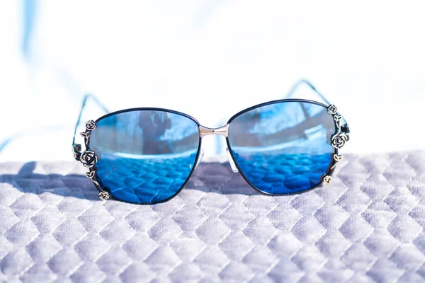 Μοντέλα Fashion Sunglasses με μεγάλους μπλε φακούς για κυρίες με ειδική σχεδίαση τραβάνε έξω σε μια ηλιόλουστη μέρα. Επιλεκτική εστίαση — Φωτογραφία Αρχείου