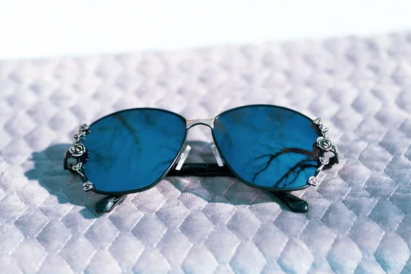 Modelo de gafas de sol de moda con grandes lentes azules para damas con un diseño especial disparar al aire libre en un día soleado. Enfoque selectivo —  Fotos de Stock