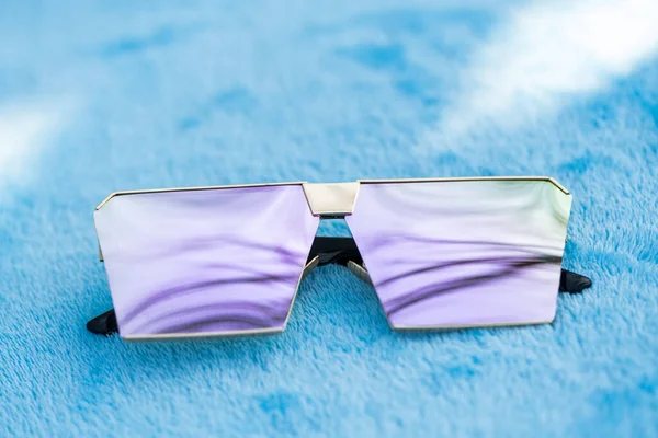 Zróżnicowany model okularów przeciwsłonecznych z różowymi płaskimi soczewkami kręci się na zewnątrz w słoneczny dzień zbliżenia. Skupienie selektywne — Zdjęcie stockowe