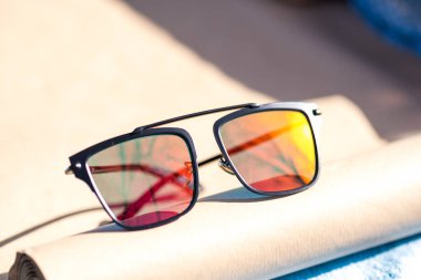 Büyük kırmızı düz lensli fütüristik güneş gözlüğü tasarımı. Bir yaz günü dışarıda yakın çekim. Seçici odak