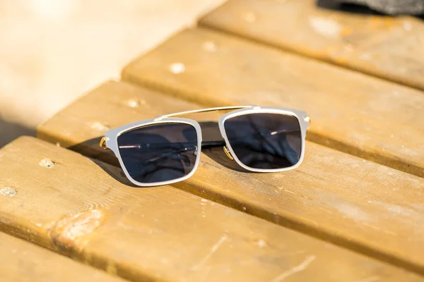 Zróżnicowany projekt okularów przeciwsłonecznych z dużymi czarnymi płaskimi soczewkami zbliżenie sesji na zewnątrz w letni dzień. Skupienie selektywne — Zdjęcie stockowe