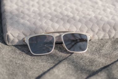 Büyük siyah düz lensli büyük ölçekli güneş gözlüğü tasarımı. Bir yaz günü dışarıda yakın çekim. Seçici odak