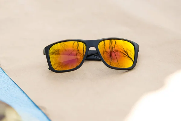 Güneş gözlüğü tasarım modeli, yansıtan lensler ve siyah çerçeveli çekim bir yaz gününde dışarıda. Seçici odak — Stok fotoğraf