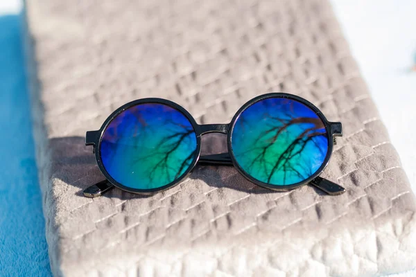 Κλασικός σχεδιασμός γυαλιών ηλίου με μεγάλους μπλε φακούς σε μια ηλιόλουστη μέρα καλοκαιρινής closeup. Επιλογή εστίασης — Φωτογραφία Αρχείου