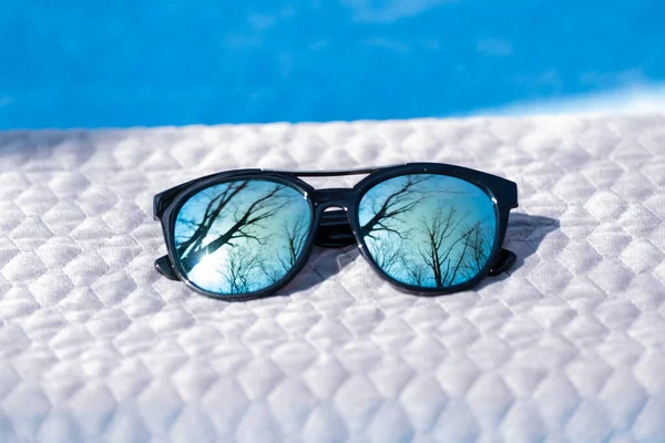 Moda Okulary projekt z niebieskimi soczewkami strzelać na zewnątrz w letni dzień zbliżenie. Skupienie selektywne — Zdjęcie stockowe