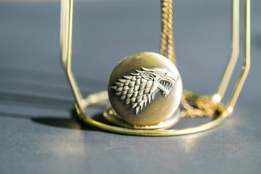 Kurt kafası tasarlanmış cep saati yakın plan. Seçici Odaklanma