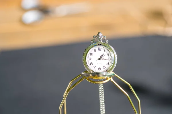 Taschenuhr sowjetischen Design schießen draußen in einem Sommertag Nahaufnahme. Selektiver Fokus — Stockfoto