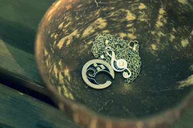 Sevgililer için kolye takan çift güneşli bir günde açık havada çekim yapıyor. Seçici odak