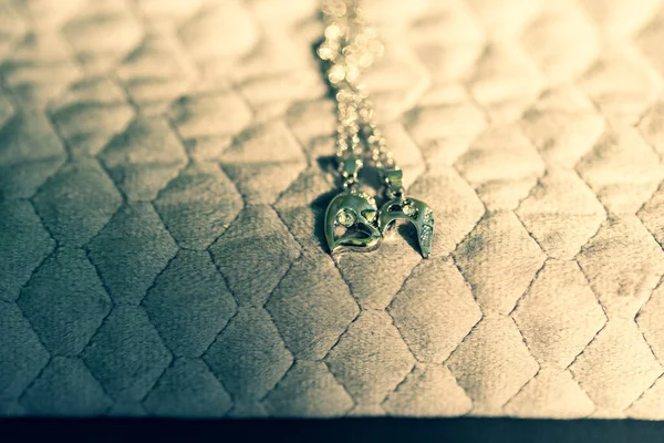 Pár set přívěšek náhrdelník pro milence dvě poloviny srdce detailní. Selektivní zaměření — Stock fotografie