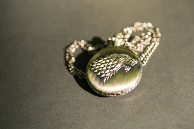 Kapağında kurt kafası tasarımı olan cep saati. Seçici Odaklanma