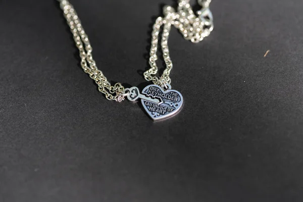 Couple set pendant necklace with a key and a heart for lovers closeup. Selective focus — Stock Photo, Image