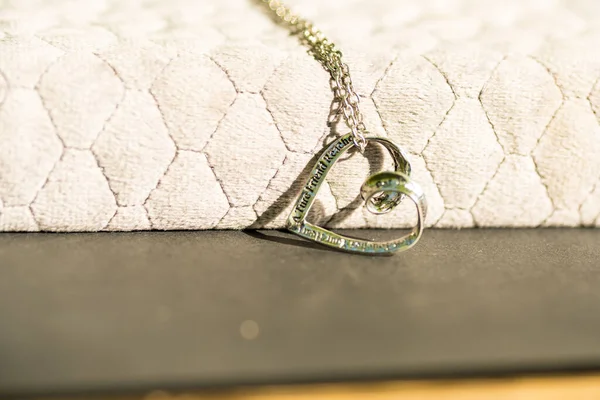 Heart pendant necklace on wood symbol of love Romance Valentines Day Closeup. Selective Focus — Stock fotografie