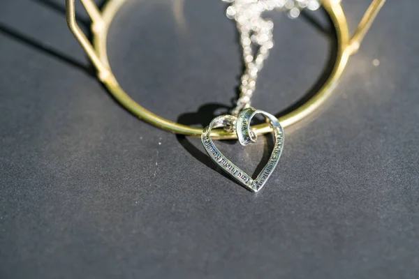 Colar pingente de coração símbolo de amor Romance Valentine Day Closeup atirar em um dia de verão. Foco seletivo — Fotografia de Stock