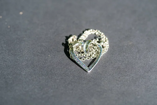 Srdce přívěsek náhrdelník symbol lásky Romance Valentines Day Closeup natáčení v letním dni. Selektivní zaměření — Stock fotografie