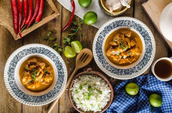 Curry Kip met rijst — Stockfoto
