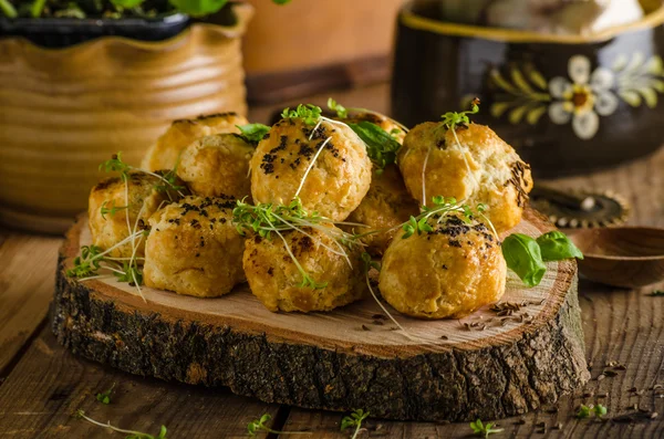 Cheesy bites with blue cheese and pepper — Stock Photo, Image