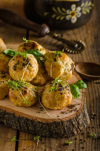 Cheesy bites with blue cheese and pepper — Stock Photo, Image