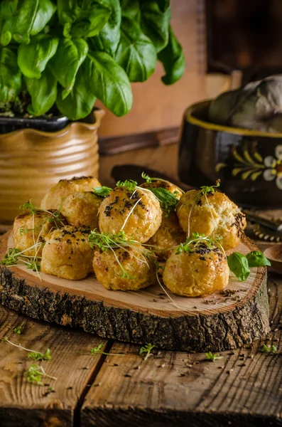 Cheesy bites with blue cheese and pepper — Stock Photo, Image