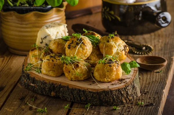 Picaduras de queso con queso azul y pimienta —  Fotos de Stock