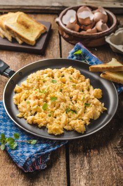 Sahanda yumurta rustik tarzı