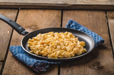 Sahanda yumurta rustik tarzı