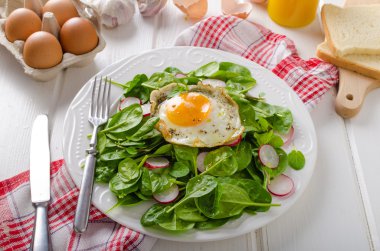 Taze ıspanak, turp salatası kızarmış yumurta ile