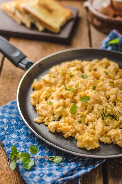 Scrambled eggs rustic style — Stock Photo, Image