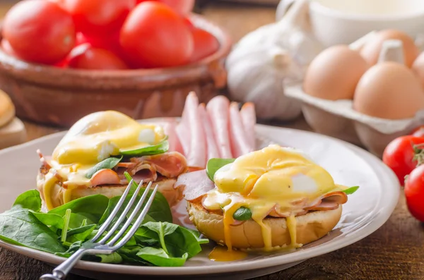 Egg Benedict dengan ham — Stok Foto