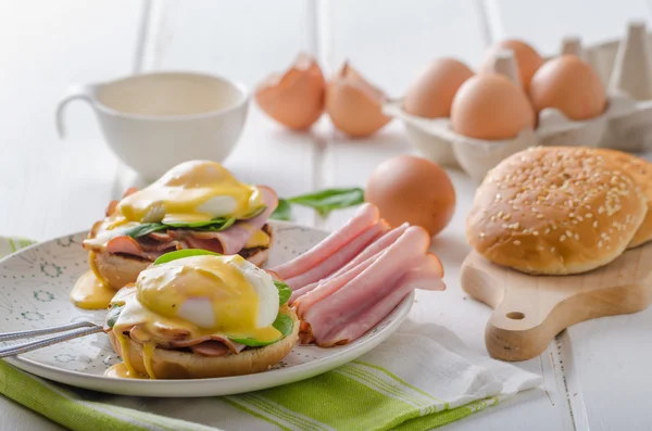 Yumurta Benedict ile jambon — Stok fotoğraf