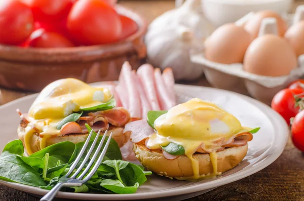 Yumurta Benedict ile jambon — Stok fotoğraf