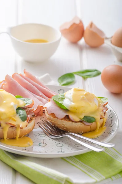 Yumurta Benedict ile jambon — Stok fotoğraf