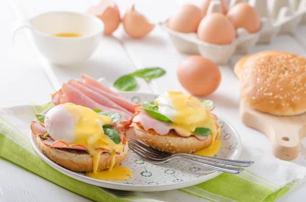 Egg Benedict dengan ham — Stok Foto