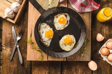 Yumurta kızarmış rustik tarzı